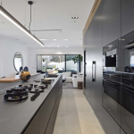 Cucina Moderna_Linea_dettaglo isola con piano cottura in laminam nero greco e parete